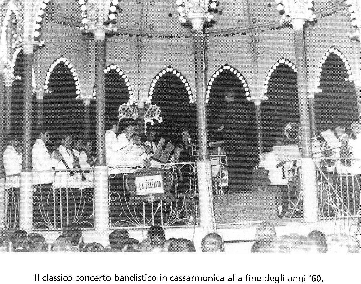 Il classico concerto bandistico in cassa armonica alla fine degli anni '60.