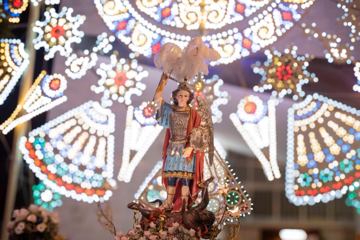 L’effige di San Michele Arcangelo all’avvio della processione dell’anno 2024.