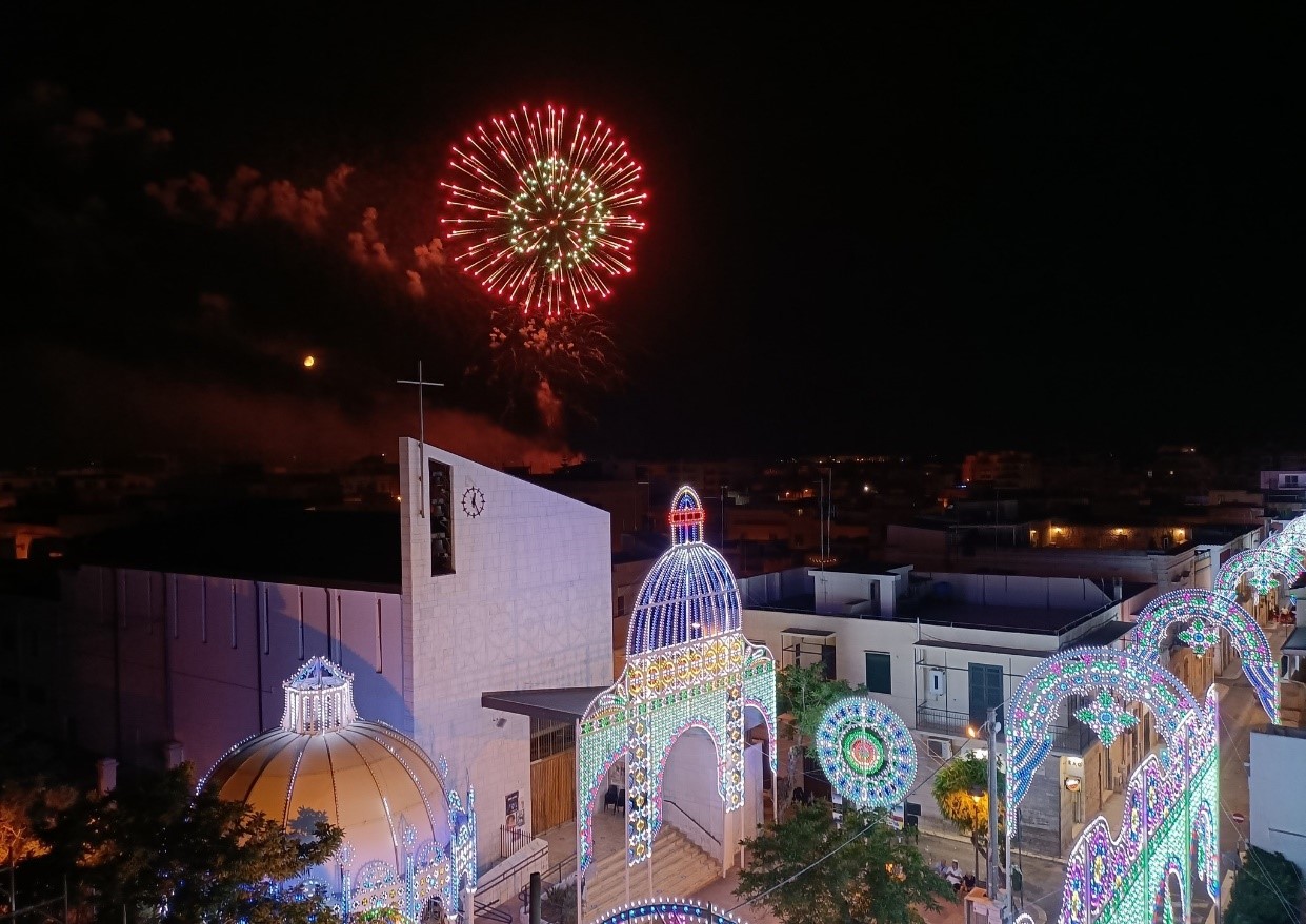 Lo spettacolo pirotecnico dei festeggiamenti dell’anno 2022 “adornato” dalle favolose luminarie.