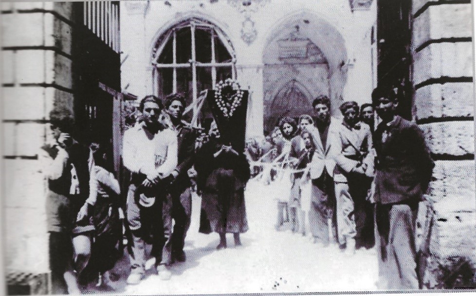 Un gruppo di pellegrini palesini presso il Santuario di Monte Sant’Angelo durante un pellegrinaggio tradizionale (1949)