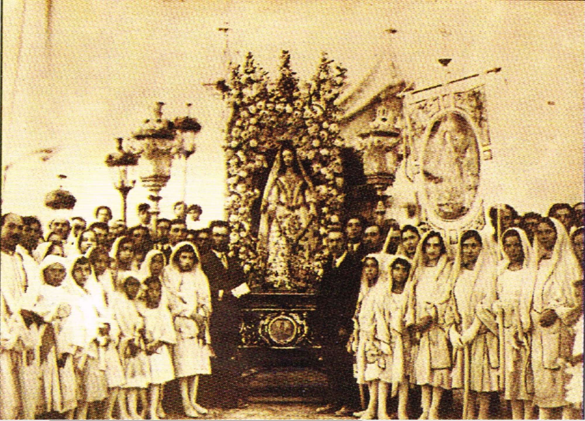 In posa prima della Processione (1925)
