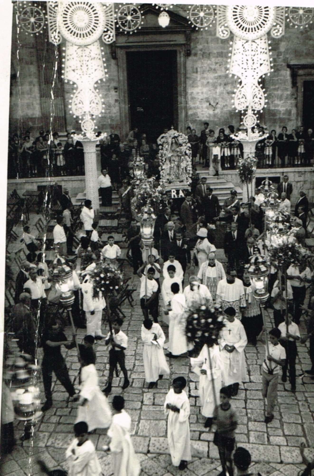 La Processione esce dalla Chiesa Madre (1960)