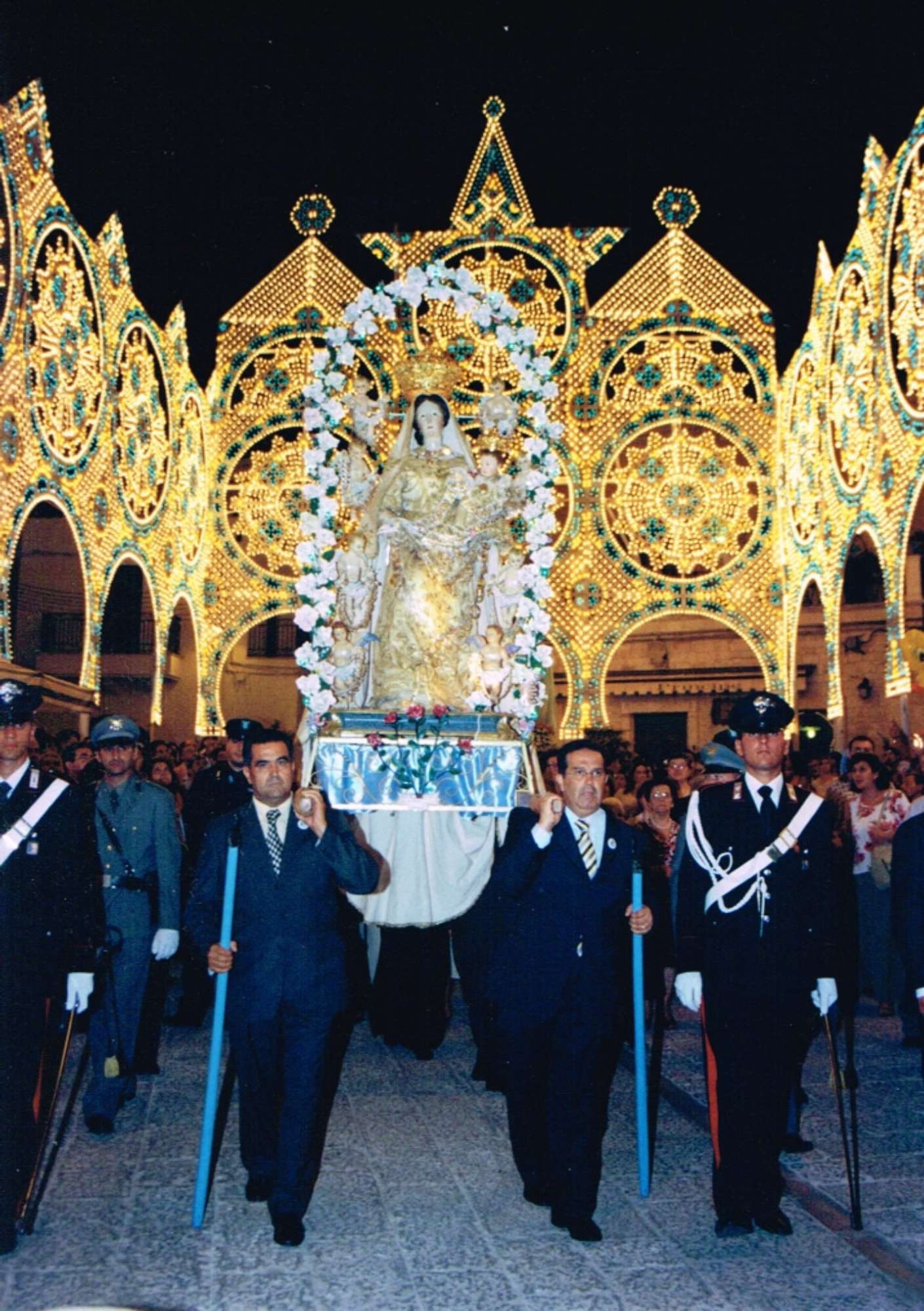 La Processione arriva in Piazza Moro (2005)