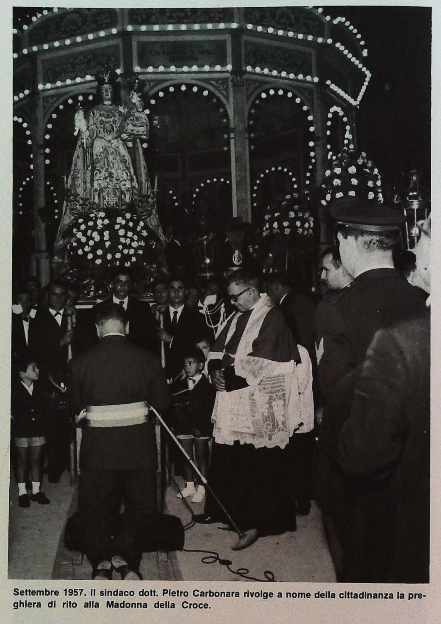 Settembre 1957 Il Sindaco Pietro Carbonare rivolge a nome della cittadinanza la preghiera di rito della Madonna della Croce