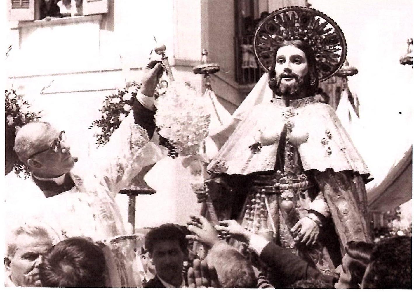 Via Roma: don Domenico Labellarte consegna le chiavi della Città al Santo. Anno 1953.