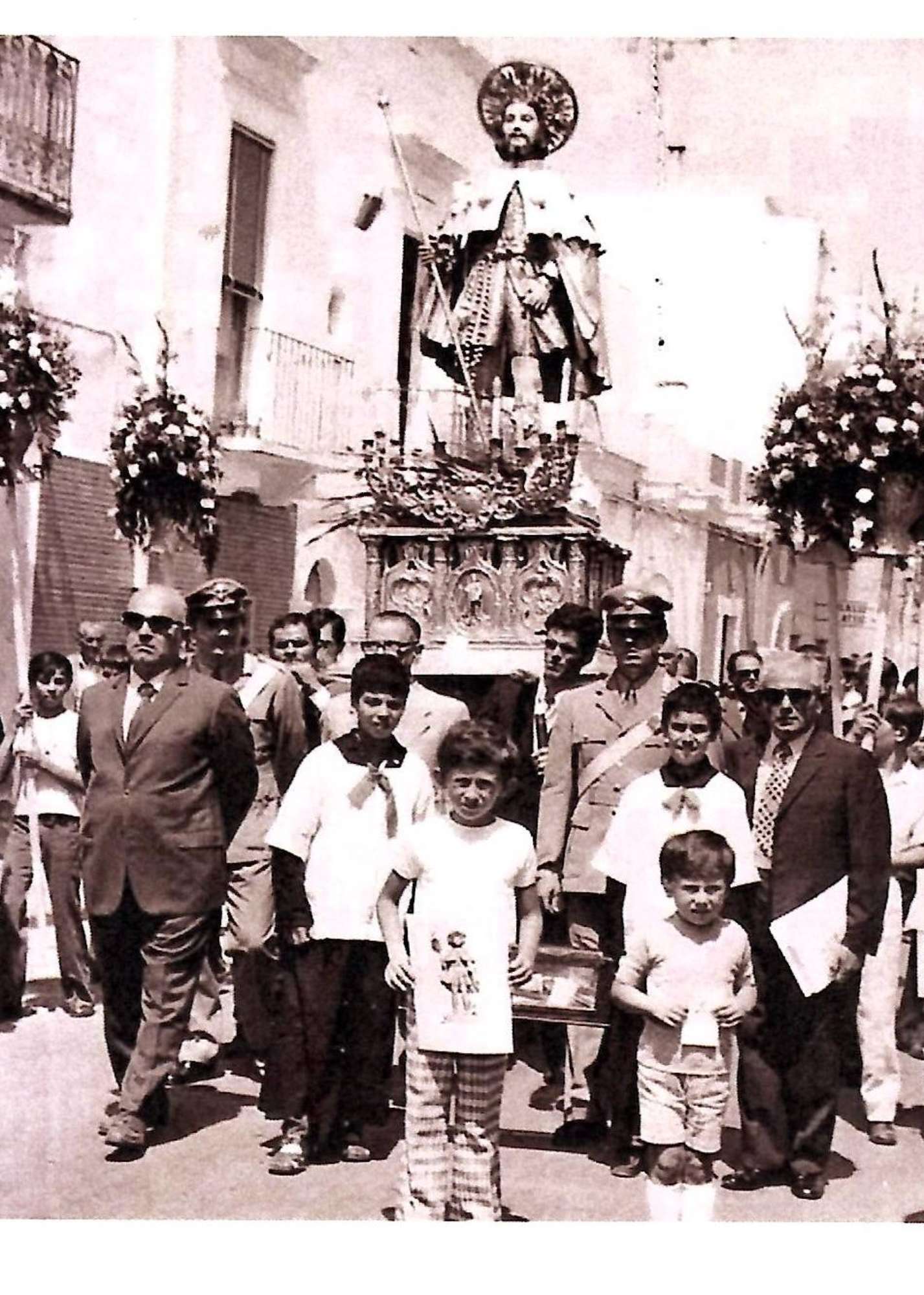 Via Bari: un gruppo di bambini accompagna in processione la statua di San Rocco. Anno 1959.