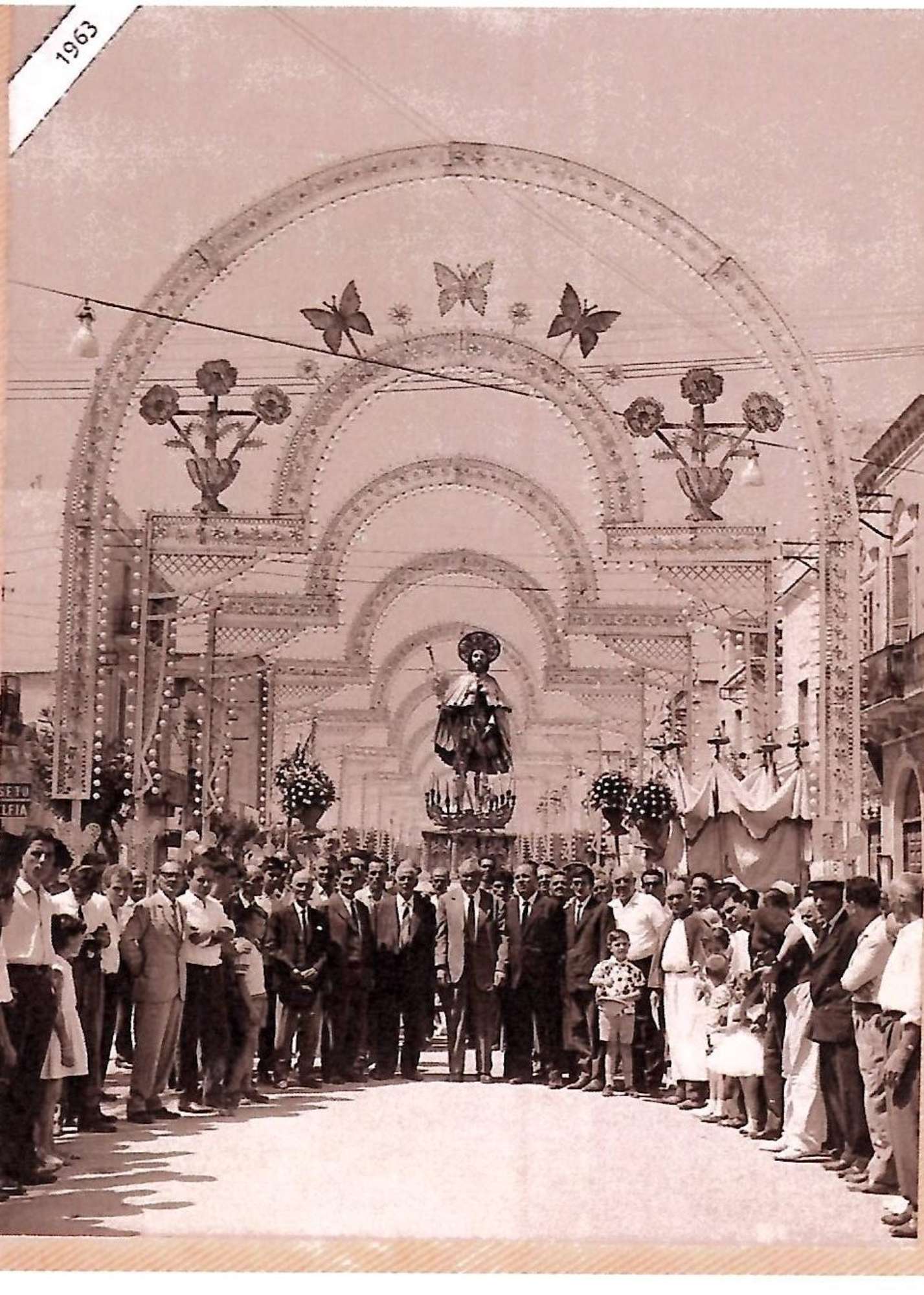 Via Roma: rientro della statua di San Rocco in Chiesa. Anno 1963.