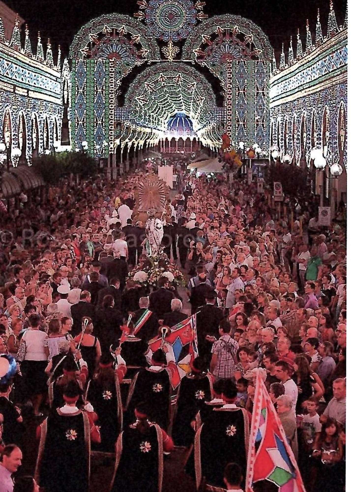 Via Roma: per esigenze organizzative, la processione ha luogo in orario serale. Anno 2002.