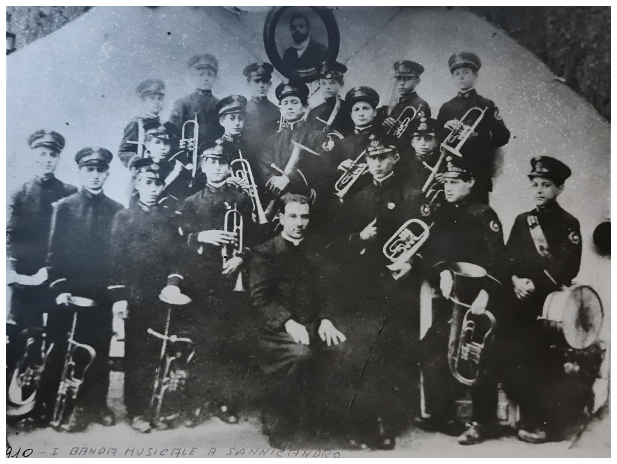 Anno 1910. Allievi classe ottoni con il Maestro Don Matteo Pertosa. 