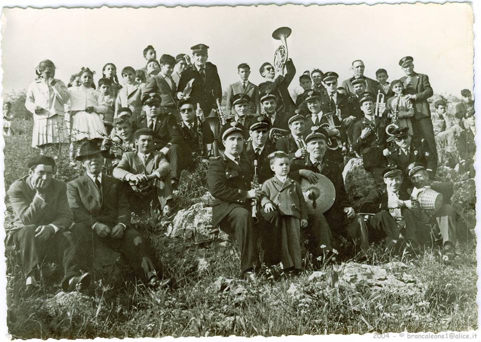 1 maggio 1957. Festa del 1° Maggio - collina di Montevergine,  San Nicandro Garganico.