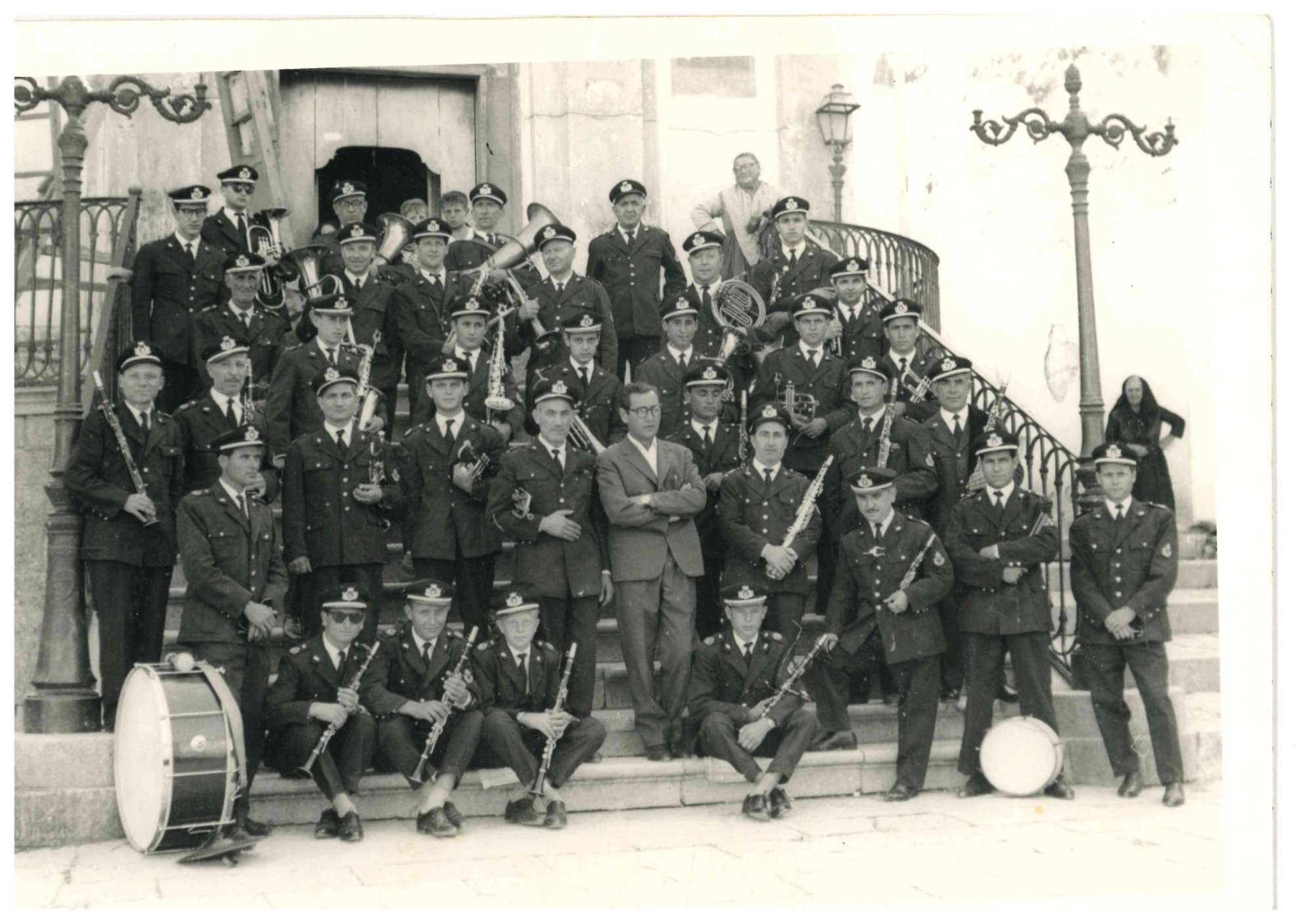 Anno 1960, formazione bandistica. Al Centro il M° Sannicandrese Stefano Manduzio, v. dir.  del Conservatorio U. Girdano (FG)