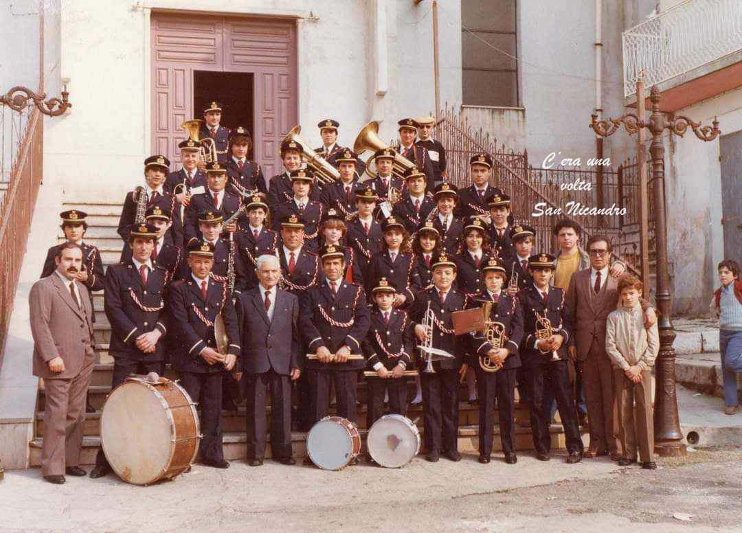 Anno 1983. Formazione bandistica ricostituita. Nella foto il bandista novantenne, in abiti civili, Leonardo Campagna.