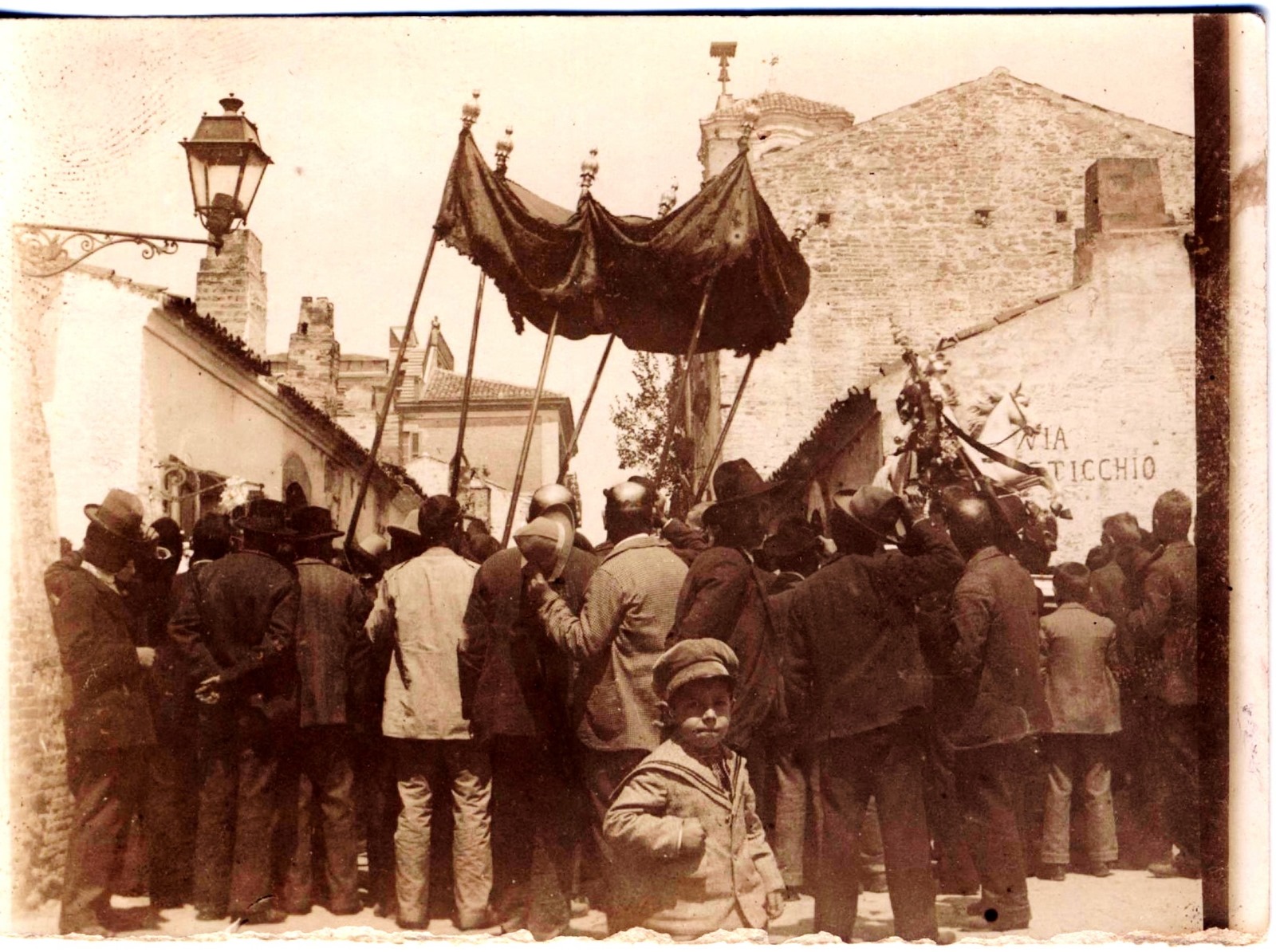 Fedeli percorrono le strade polverose di Chieuti, accompagnando il simulacro di San Giorgio