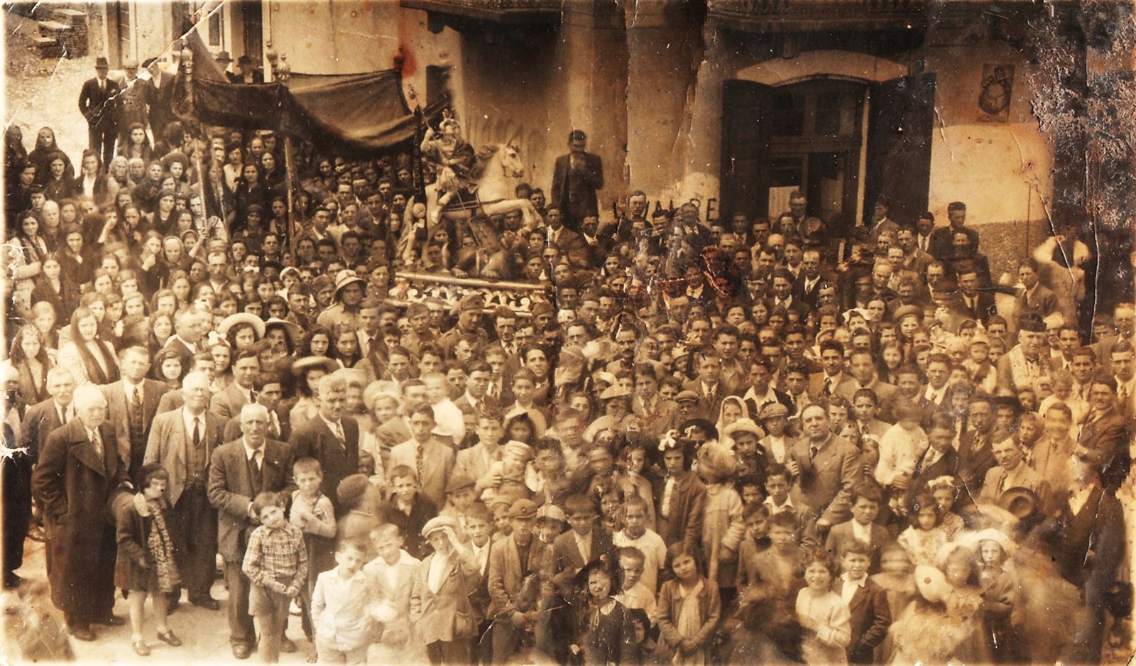 La statua di San Giorgio portata in processione (fine XIX-inizio XX secolo)