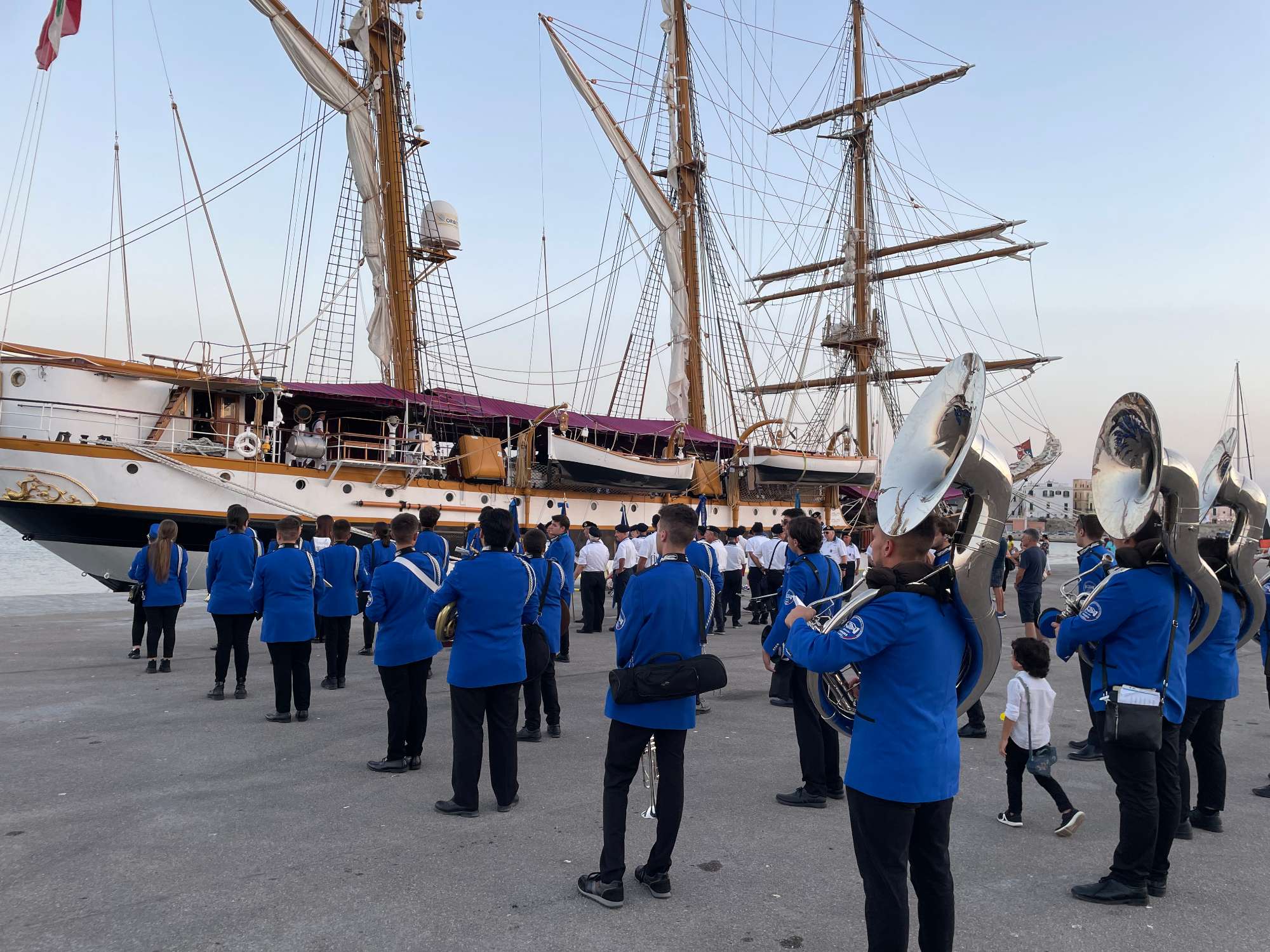 Anno 2022 - Gallipoli Porto - Concerto e ammaina bandiere Nave Scuola Marina Palinuro