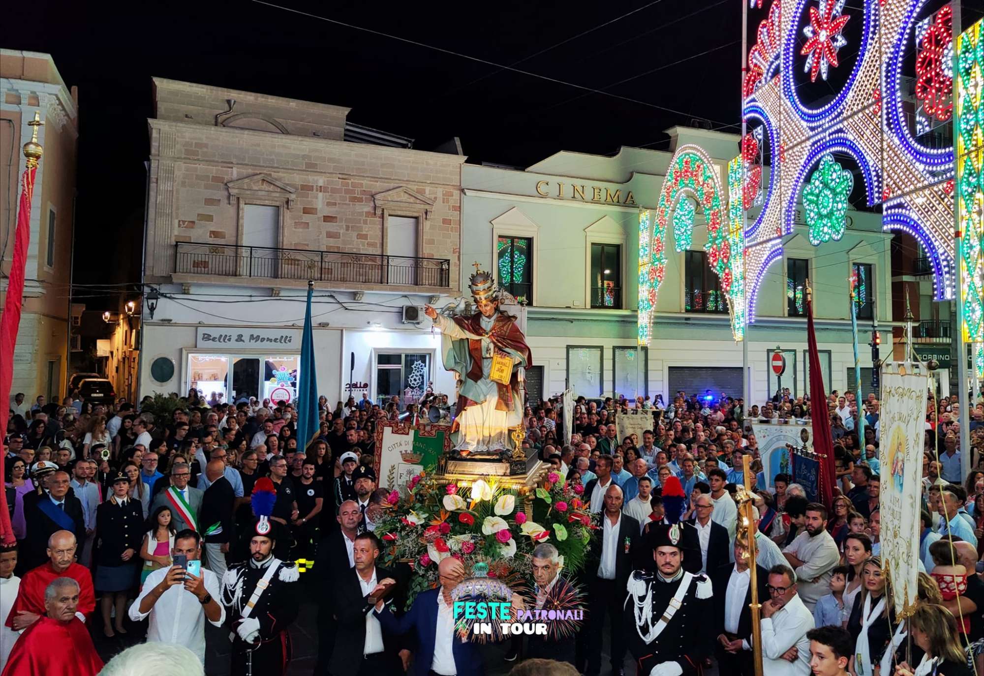 Processione in Piazza Garibaldi. Tutta la città è ora in festa con la protezione del Santo.