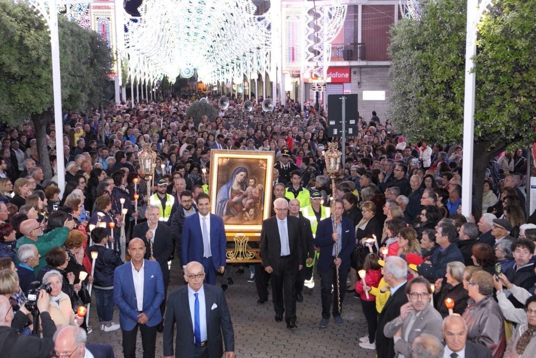 Processione serale del 18 Maggio del quadro raffigurante la Mater Domini
