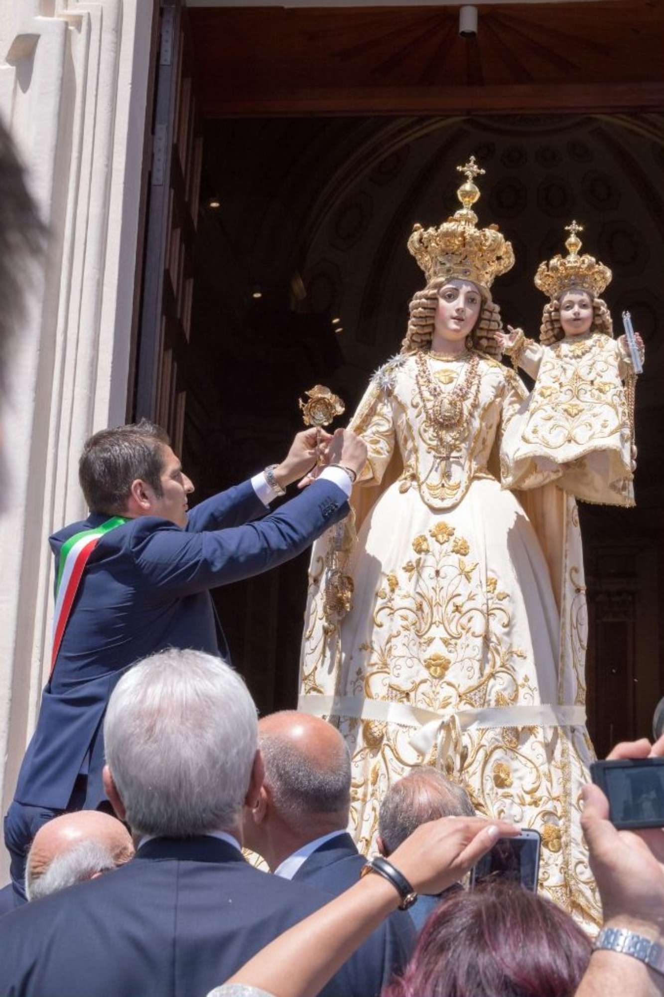 Consegna chiavi del Sindaco alla Santa Patrona il 20 Maggio prima della solenne processione